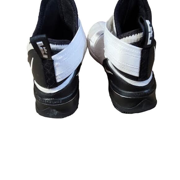 Nike- Lebron Solider Sneakers- Size 6.5Y - Picture 4 of 6
